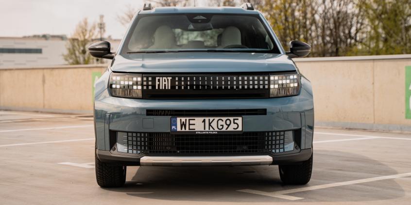 Fiat Grande Panda Hybrid La Prima urzeka prostotą i zaskakuje przestrzenią. Włosi wrócili do formy