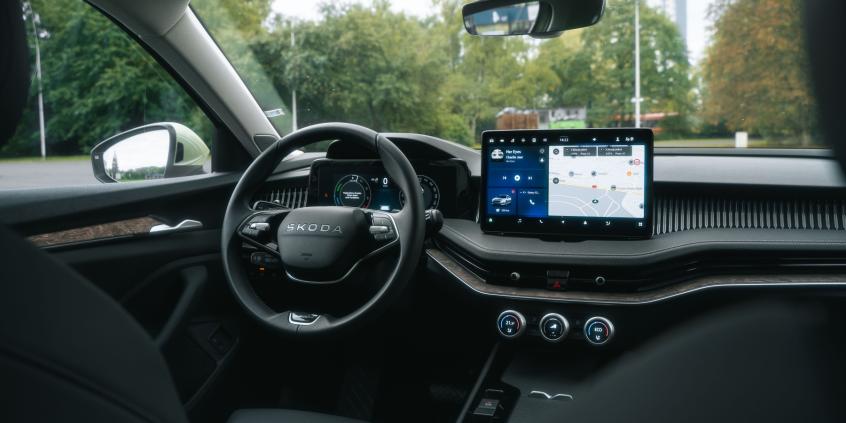 Škoda Kodiaq vs Superb Combi - porównanie funkcjonalności i bagażnika. Jakie przewagi ma SUV, a jakie kombi?