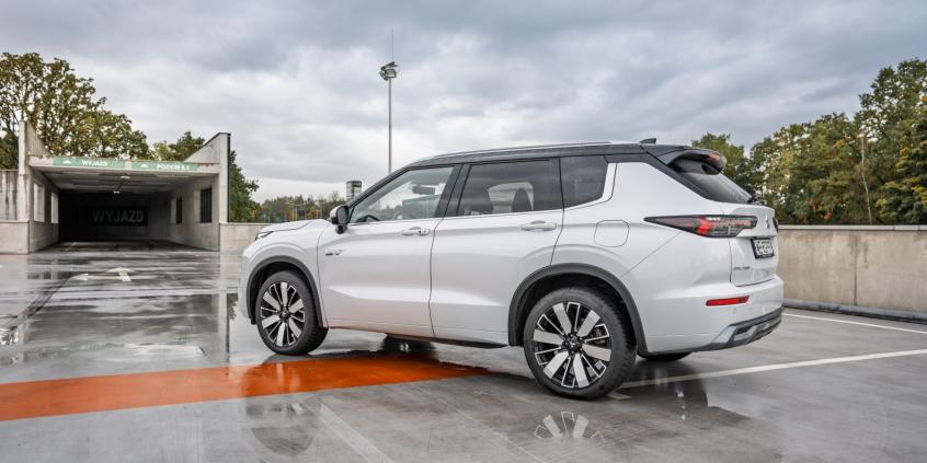 Mitsubishi Outlander PHEV Instyle Plus to herezja w świecie downsizingu. Za to go lubię