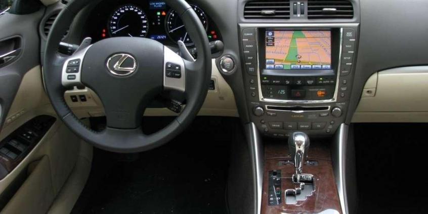 Lexus IS 250 - Moc dyskrecji