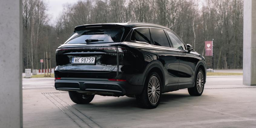 Chery Tiggo 9 Super Hybrid ucieszy całą rodzinę, a na światłach zaskoczy Teslę