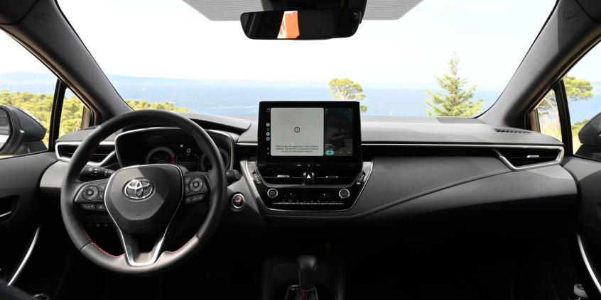Test: Toyota Corolla TS Kombi GR SPORT 2.0 Hybrid oferuje coś, co spotykamy w autach coraz rzadziej... Normalność