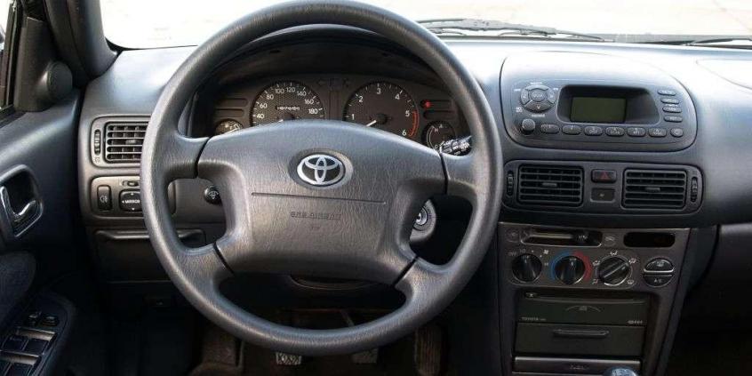 Oczy szeroko zamknięte - Toyota Corolla VIII (E11) (1997-2001)