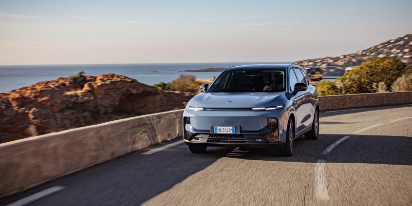 Leapmotor B10 Hybrid EV wjeżdża do Polski. 900 km zasięgu w cenie miejskiego auta