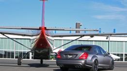 Mercedes S500 Inden Design - tył - reflektory włączone