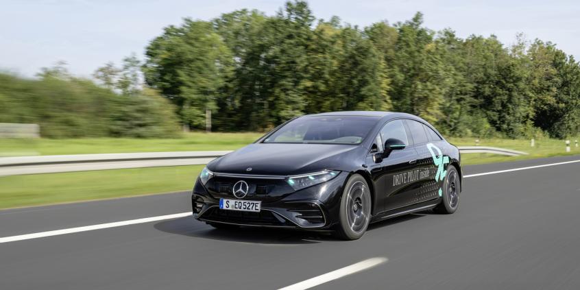 Turkusowe światła w samochodach - ruszają testy autonomicznych Mercedesów na niemieckich drogach