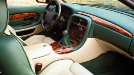 Aston Martin V8 Vantage - widok ogólny wnętrza z przodu