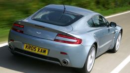 Aston Martin V8 Vantage - widok z tyłu