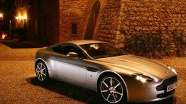 Aston Martin V8 Vantage - prawy bok