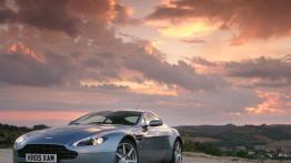 Aston Martin V8 Vantage - widok z przodu