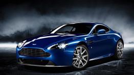 Aston Martin V8 Vantage S - przód - reflektory włączone