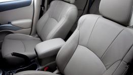Mitsubishi Outlander GT - widok ogólny wnętrza z przodu