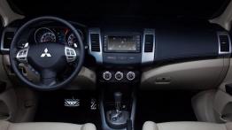 Mitsubishi Outlander GT - pełny panel przedni