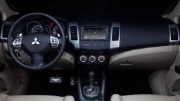 Mitsubishi Outlander GT - pełny panel przedni