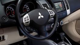 Mitsubishi Outlander GT - deska rozdzielcza