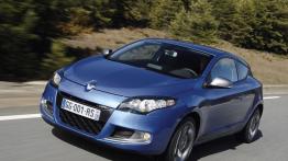 Renault Megane Coupe GT - przód - reflektory włączone