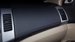 Mitsubishi Outlander GT - schowek po stronie pasażera