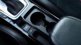 Kia Proceed GT - tunel ¶rodkowy miêdzy fotelami