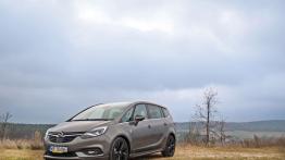 Opel Zafira Tourer - koniec z nudą na szkolnym parkingu