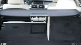 BMW X6 ActiveHybrid - tylna kanapa złożona, widok z bagażnika