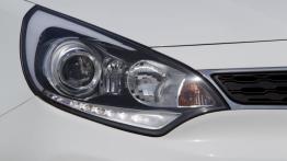 Kia Rio 2011 Hatchback 5d - prawy przedni reflektor - wyłączony
