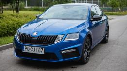 Jak bezpiecznie i profesjonalnie czyścić samochód?