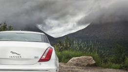 Jaguar XJ AWD - tył - inne ujęcie