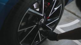 Jak bezpiecznie i profesjonalnie czyścić samochód?