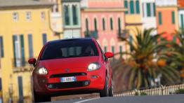 Fiat Punto 2012 - przód - reflektory włączone