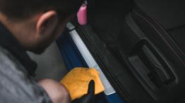 Jak bezpiecznie i profesjonalnie czyścić samochód?