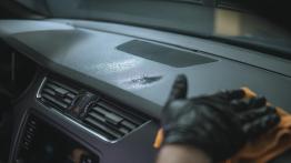 Jak bezpiecznie i profesjonalnie czyścić samochód?