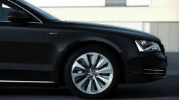 Audi A8 L Hybrid - prawe przednie nadkole