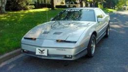 Ognisty ptak wodza Siuksów - Pontiac Firebird