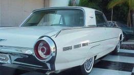 Dzieje grzmiącego ptaka - Ford Thunderbird