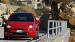 Fiat Punto 2012 - przód - reflektory włączone