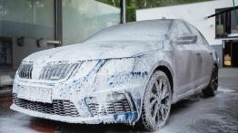 Jak bezpiecznie i profesjonalnie czyścić samochód?