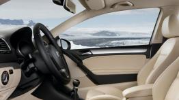 Volkswagen Golf VI Hatchback 3D - widok ogólny wnętrza z przodu