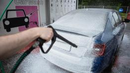 Jak bezpiecznie i profesjonalnie czyścić samochód?