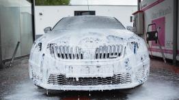 Jak bezpiecznie i profesjonalnie czyścić samochód?