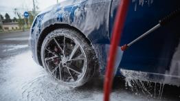 Jak bezpiecznie i profesjonalnie czyścić samochód?