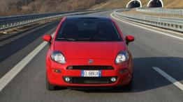 Fiat Punto 2012 - przód - reflektory włączone