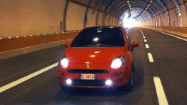 Fiat Punto 2012 - przód - reflektory włączone