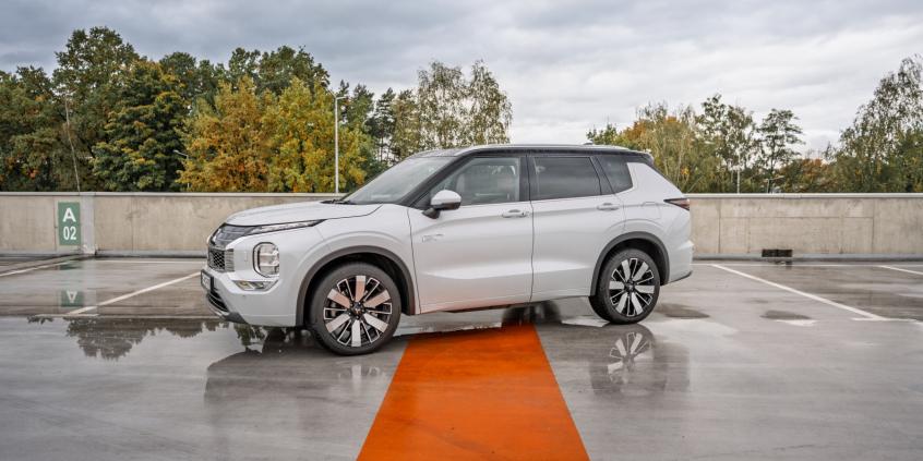 Mitsubishi Outlander PHEV Instyle Plus to herezja w świecie downsizingu. Za to go lubię