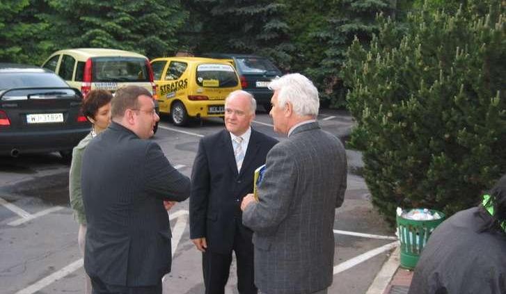 Dziennikarze &amp;#8211; rajdowcy pod stadionem X-lecia