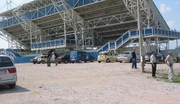 Dziennikarze &amp;#8211; rajdowcy pod stadionem X-lecia