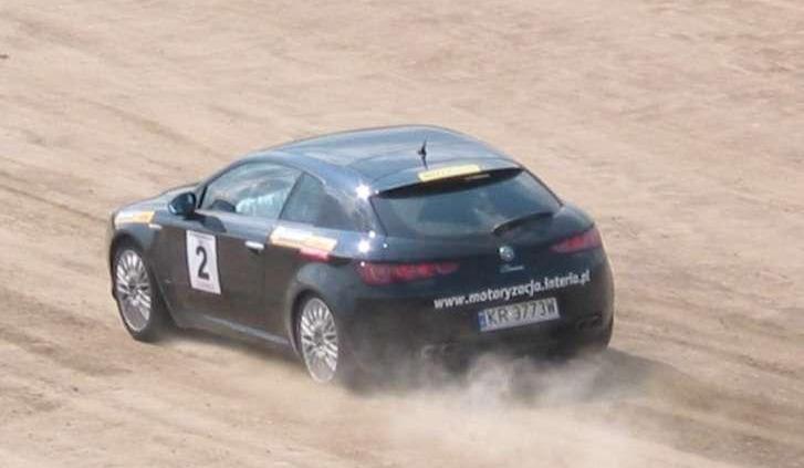 Dziennikarze &amp;#8211; rajdowcy pod stadionem X-lecia