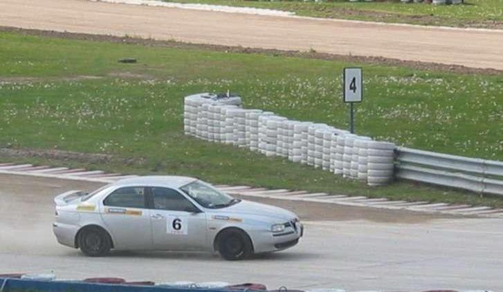 Dziennikarze &amp;#8211; rajdowcy pod stadionem X-lecia