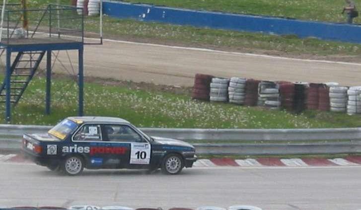 Dziennikarze &amp;#8211; rajdowcy pod stadionem X-lecia