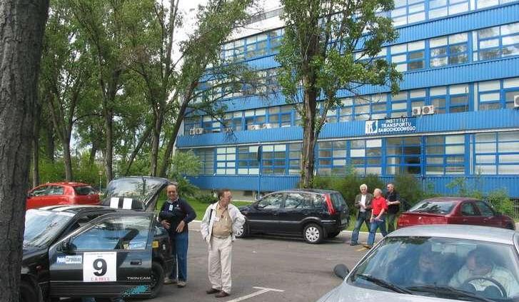 Dziennikarze &amp;#8211; rajdowcy pod stadionem X-lecia