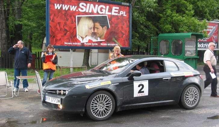 Dziennikarze &amp;#8211; rajdowcy pod stadionem X-lecia